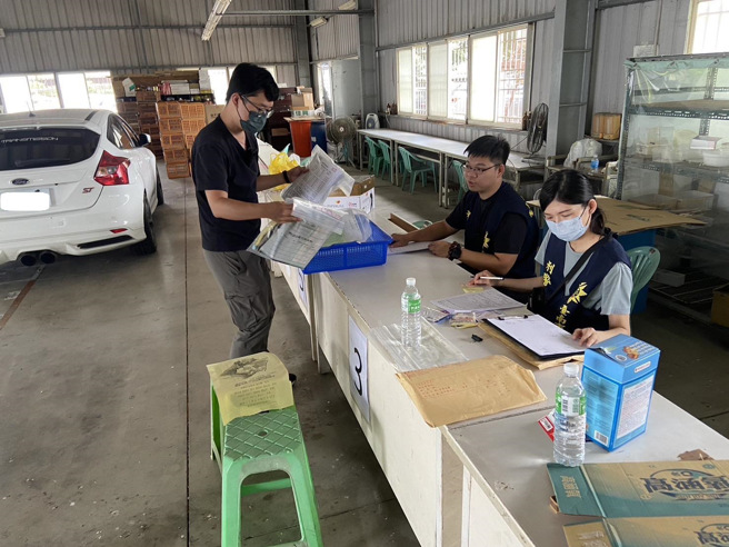 台南市刑事警察大隊成功破獲台南市一處賽鴿協會聚賭案，揭開了賽鴿競賽背後令人咋舌的詐賭內幕。（圖／警方提供）