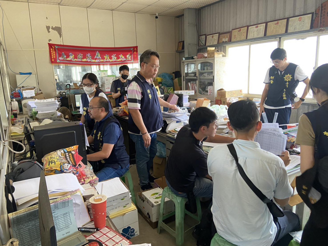 台南市刑事警察大隊成功破獲台南市一處賽鴿協會聚賭案，揭開了賽鴿競賽背後令人咋舌的詐賭內幕。（圖／警方提供）