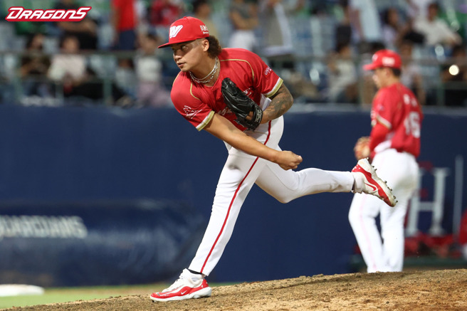 味全龍投手林凱威13日中繼登板挨富邦悍將陳真2分炮。（味全龍提供）