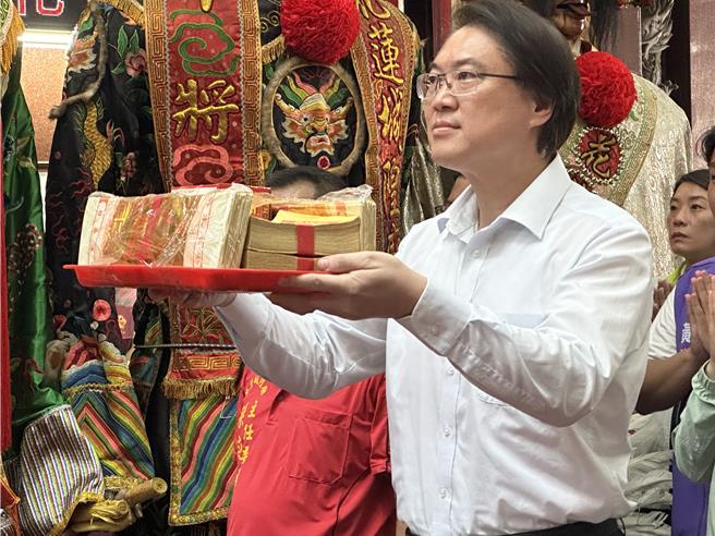 民進黨秘書長林右昌到花蓮街講，行前先到花蓮城隍廟參香祈福。（王志偉攝）