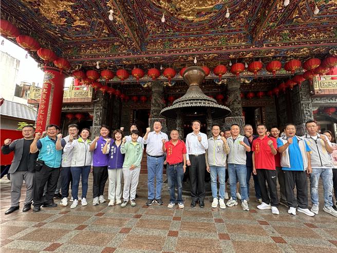 民進黨秘書長林右昌深入藍營選區作戰。除了傍晚街頭巡講外，林右昌先前往花蓮城隍廟參香祈福，又轉公正街商圈，要「拚花蓮、拚觀光」，替剛從震災中逐漸復甦的花蓮宣傳觀光。（王志偉攝）