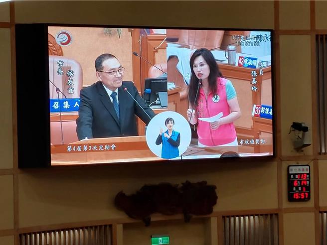 新北市長侯友宜今在議場被問到國民黨有無可能禮讓黃國昌？會歡迎黃入黨嗎？侯強調，「我的選舉已經翻頁了」，入黨有入黨程序與規則，所以事情都公開透明。（陳慰慈攝）