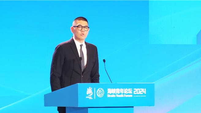 国民党副主席连胜文14日下午出席海峡青年论坛开幕，强调两岸情势再如何波动，青年交流不能断，针对出席的被统战压力说法，更批民进党放火靠国民党救火。（吴泓勋摄）