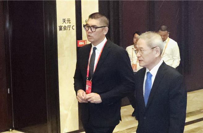 国民党副主席连胜文（左）与海协会会长张志军（右）一同步入海峡青年论坛开幕会场。（吴泓勋摄）