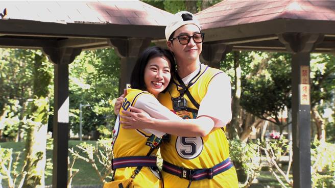 米可白、江宏杰大方拥抱。（台视提供）