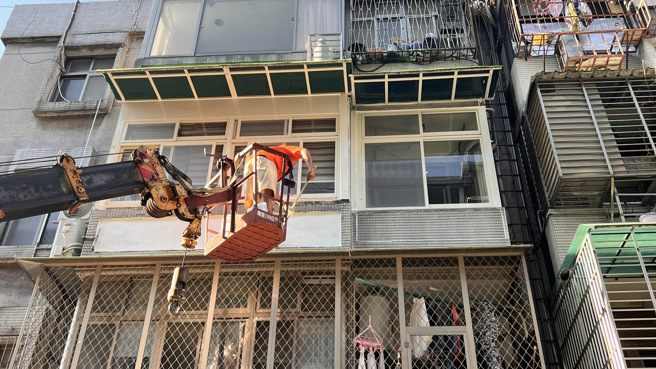 信义房屋房仲协助屋主启动漏水保障服务，修缮外墙渗水问题。(图/信义房屋 提供)