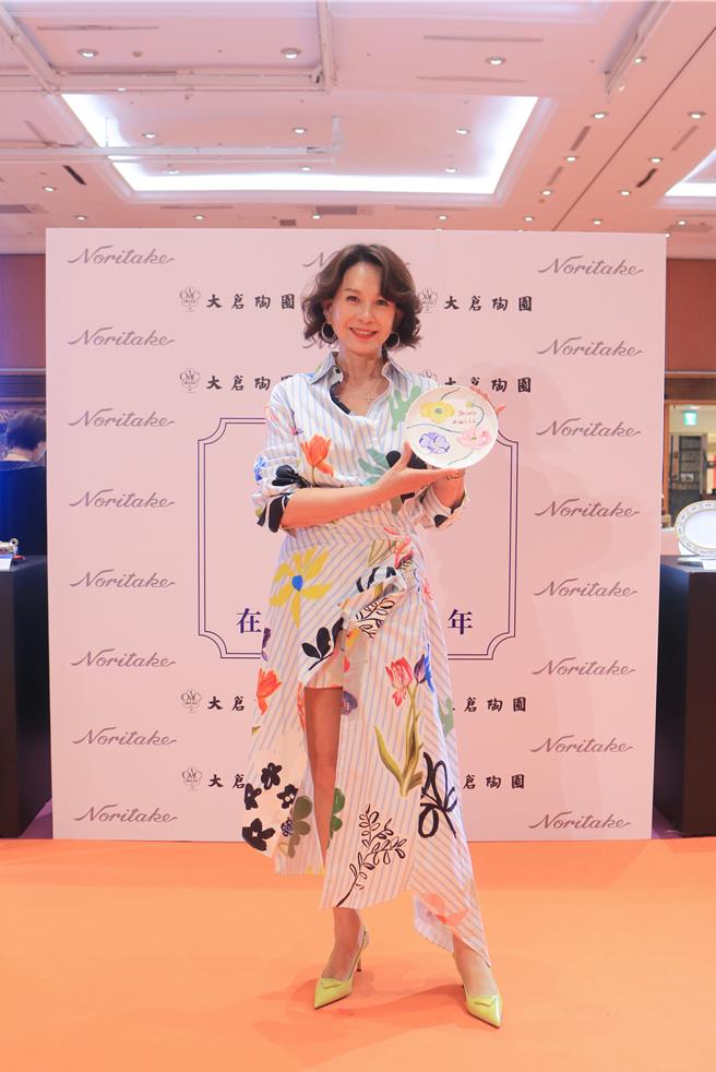 周丹薇展示親手繪製工藝瓷畫，靈感取自於對母親的思念。（旺代企業提供）