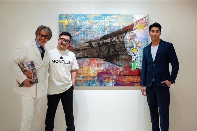 胡本切克勒夫（左起）、印象画廊执行长欧展荣、吴翔震，与作品「五十法朗小王子」合影。（印象画廊提供）