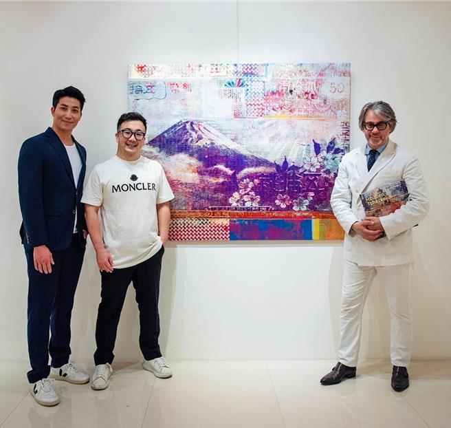 吴翔震（左）最喜欢「昭和13年五十钱富士山」这幅作品，左起围印象画廊执行长欧展荣、艺术家胡本切克勒夫。（印象画廊提供）