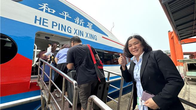 国民党金门县立委陈玉珍(右一)今日下午特地从台北赶回金门，赶搭小三通船班「登陆」准备参加明日登场的「海峡论坛」。(于家麒摄)