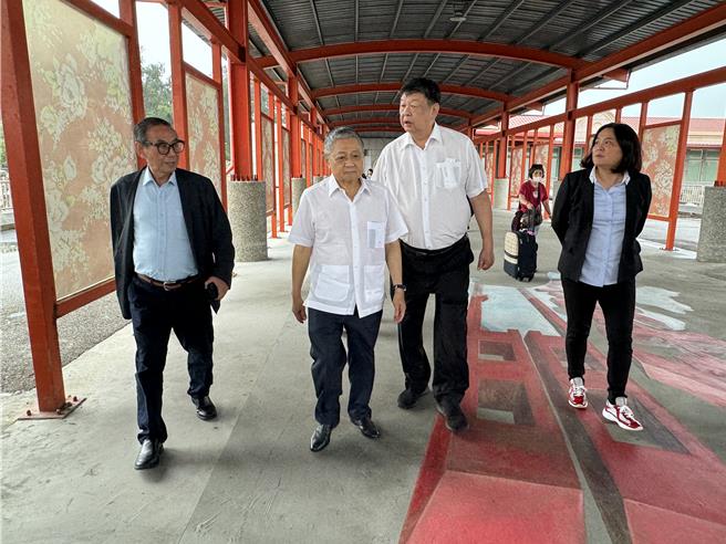 今日经由小三通赴陆参加「海峡论坛」的人员除国民党金门县立委陈玉珍(右一)，还包括连江县立委陈雪生(右二)、前澎湖县立委林炳坤(左二)，以及前国大代表杨肃元(左一)等人。(于家麒摄)