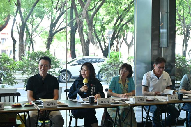 第一屆食農教育推動會第2次委員會議，委員踴躍發言。（圖／高雄市農業局）