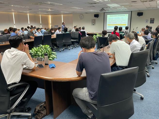 高市經發局於112年7月24日舉辦「ESCO節能技術服務推廣說明會」，邀請轄內百貨業、運輸業、學校及醫院等單位。（圖／高雄市經發局）