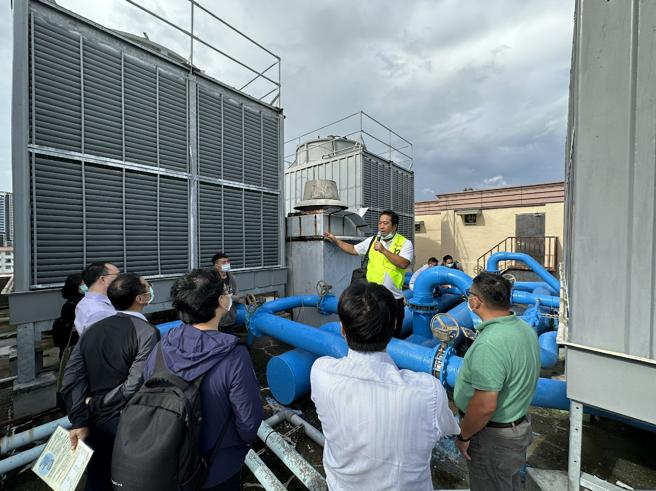 112年8月31日參訪民生醫院冷卻水塔變頻改善情形與成效。（圖／高雄市經發局）