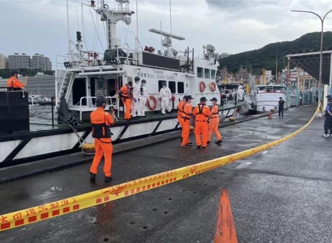 基隆和平島地質公園14日午後被民眾發現有1具浮屍，基隆海巡隊協助打撈上船後，經初步研判，死者應為中年婦女，將調查身分後報請檢察官相驗死因。（翻攝畫面／徐佑昇基隆傳真）