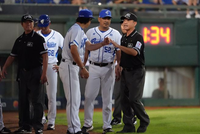 富邦悍將14日繼續交手味全龍，教練團對於1局下的本壘攻防戰判決十分不滿。（富邦悍將提供）