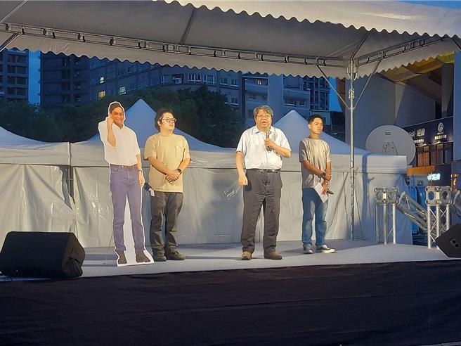 新北工作隊隊長賴中強（右二）號召民眾，19日一同重回立院，阻止民主倒退。（張鎧乙攝）