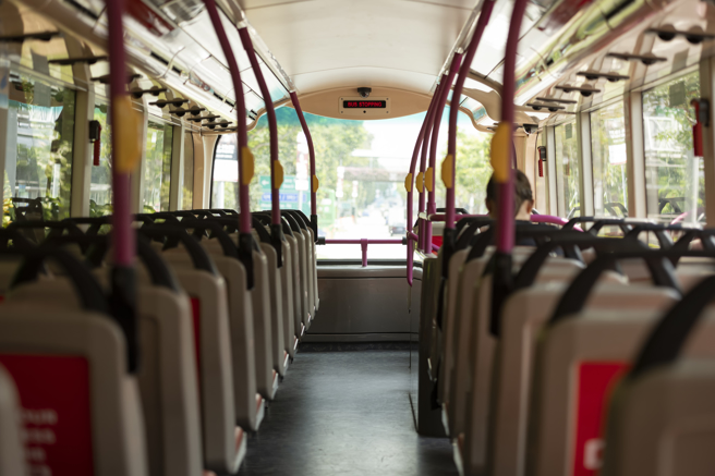 日本东京一辆接送物流公司员工的巴士，14日傍晚行驶于港区途中发生乘客挥刀砍人的事件。图非案发巴士。（示意图：shutterstock／达志）