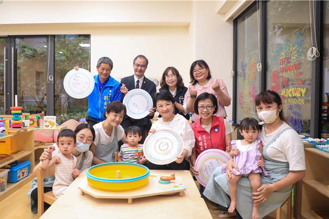市长卢秀燕14日视察南屯建功托婴中心，市府将持续建置公托，让青年「愿生敢养」。（陈淑娥摄）