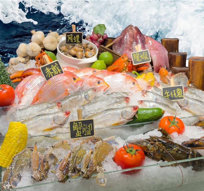 「百宴」自助餐厅餐台加码「现流水产」现点现做料理区，鲜现流鱼、蟹脚、透抽等琳琅满目的海鲜轮番上阵。(台北凯达大饭店提供)