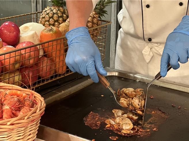 「百宴」自助餐厅匯集全台各式海鲜，推出期间限定的「宝岛海鲜季」，主厨运用在地海鲜食材重新诠释经典台式佳肴。(台北凯达大饭店提供)