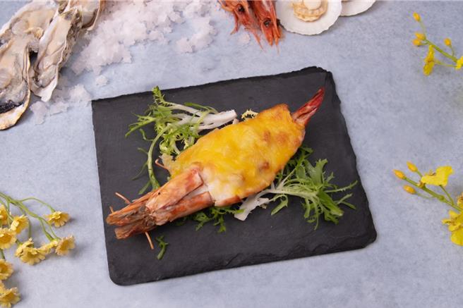 赶搭618年中购物节话题，「百宴」自助餐厅推出「618快闪活动」，身分证对中6、1、8其中2码即赠价值199元的「焗烤奶油大虾」1只。(台北凯达大饭店提供)