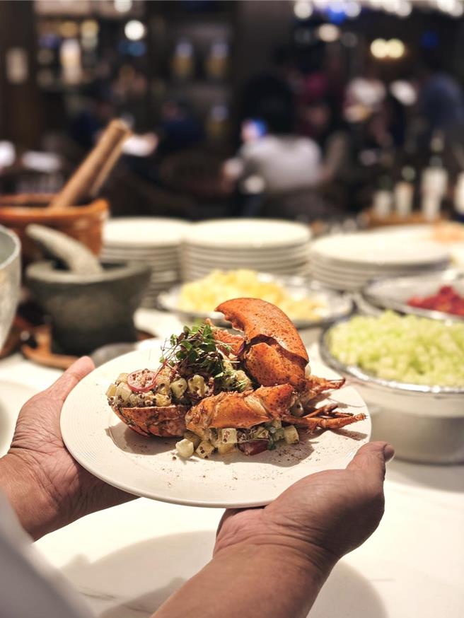 8月31日前，民眾于指定时段到「凯菲屋」用餐，加赠每人1份主厨特制「龙虾水果沙拉」，加菜不加价。(台北君悦酒店提供)