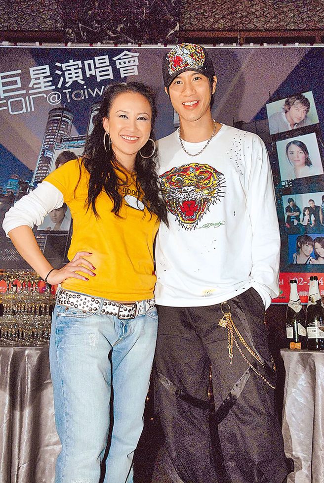 王力宏（右）宣布辞演金曲奖。（资料照片）