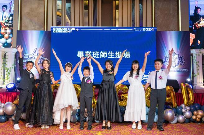 毕业生们各个盛装打扮参加毕业典礼，自信地走秀向观眾挥手。图／业者提供