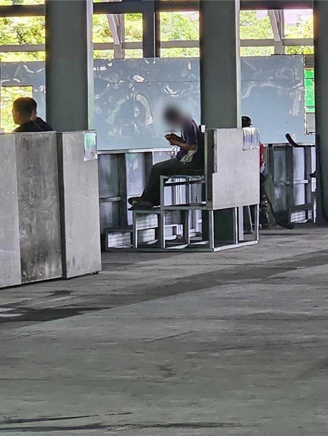 先前遭爆料性騷學生的知名球類教練，被人發現疑似重出江湖，在球場邊執教被民眾目擊。（民眾提供／任義宇高雄傳真）