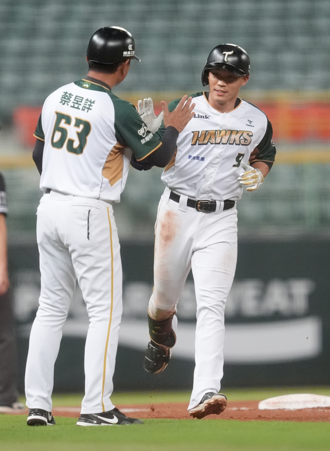 台钢雄鹰王柏融（右）。（台钢雄鹰提供）