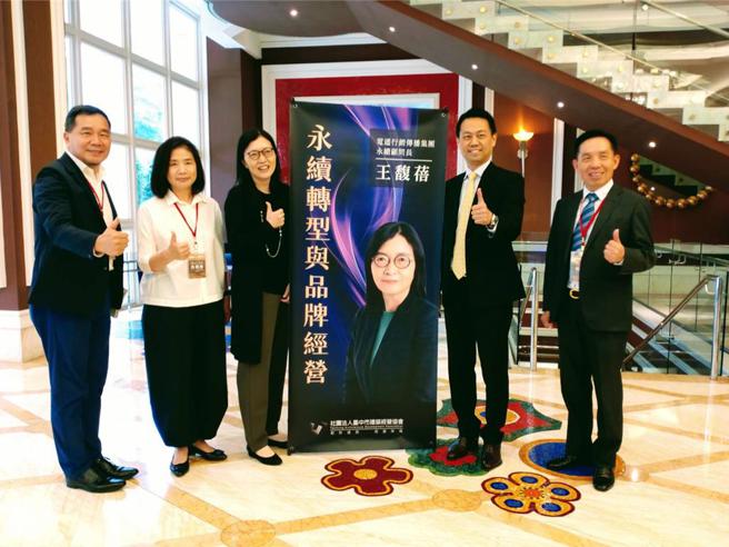 台中市建筑经营协会14日邀请电通集团永续顾问王馥蓓（左三），以永续转型与品牌经营为主题，深度剖析企业在永续发展的课题与解决方案。图／曾丽芳