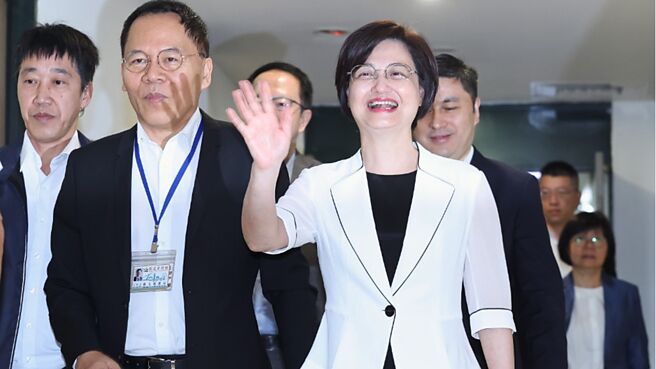 上海台辦主任鍾曉敏（右），13日率團拜會台北市長蔣萬安，並為今年的雙城論壇做事前磋商與準備。圖／陳俊吉