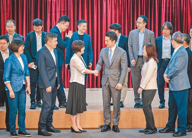 台北市長蔣萬安（前排中右）13日與上海台辦主任鍾曉敏（前排中左）率團訪台一行人在台北市政府會晤，過程不公開，外界認為是為雙城論壇準備。（台北市政府提供）