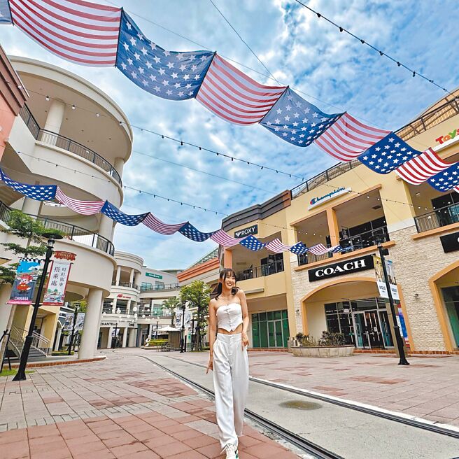 SKM Park Outlets高雄草衙户外购物街区美式造景「CHILL广场」，美国国旗飘扬彷佛身歷美国街景。（SKM Park Outlets提供）
