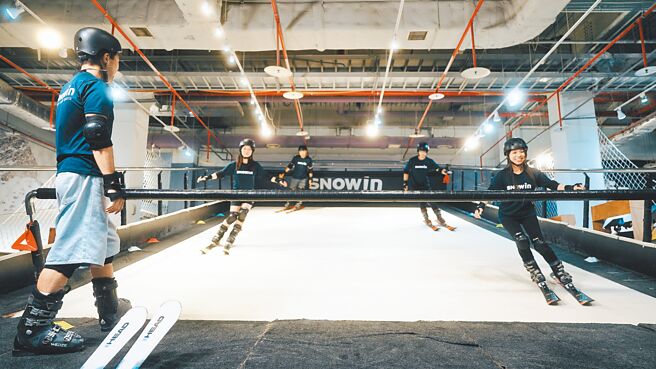 SNOWIN滑雪学校模拟雪场滑雪体验，现场有专业教练耐心教学。（SKM Park Outlets提供）