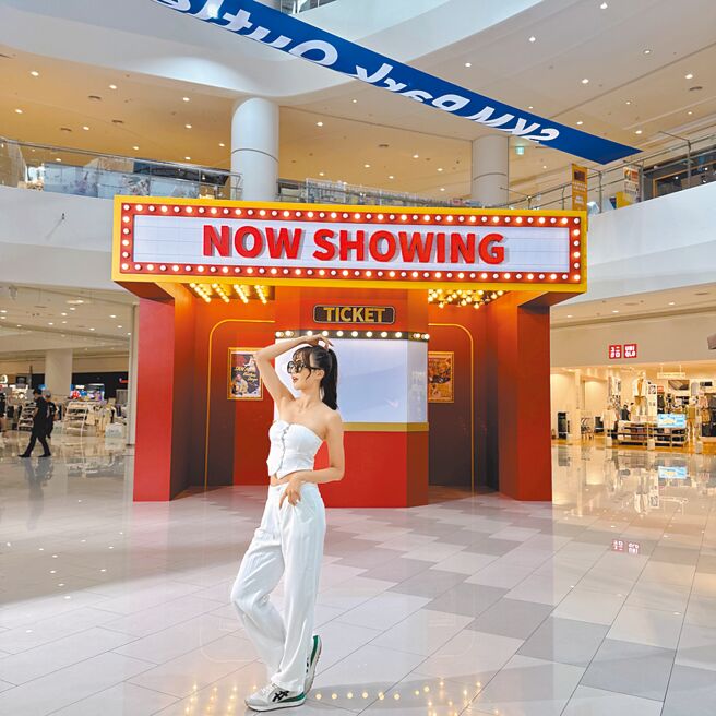 SKM Park Outlets高雄草衙中央广场大型美式造景「NOW SHOWING」，以百老匯剧园售票入口造景。（SKM Park Outlets提供）