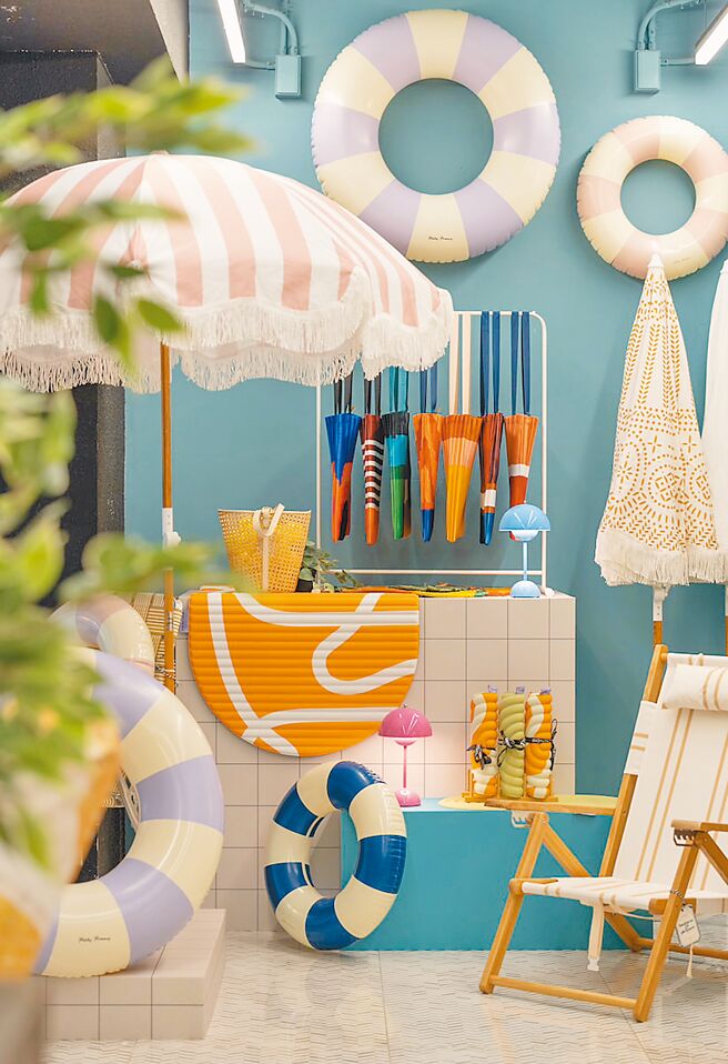 玛黑家居推出折迭椅、海滩阳伞和復古游泳圈等夏日出游商品。（玛黑家居提供）