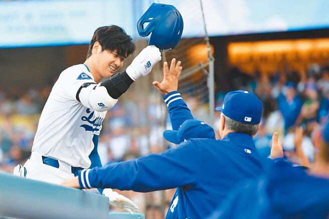道奇大谷翔平（左）第1局就敲出本季第17轰，回到休息室脱下头盔与队友庆祝。（路透）