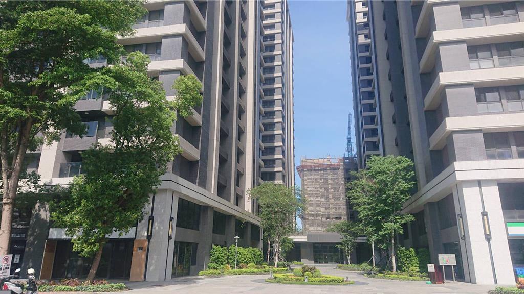 台南市某集合式住宅大樓因頻頻發生輕生案件，住戶擔心風水出問題。（程炳璋攝）