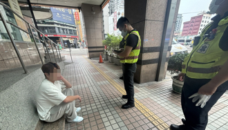 男大生狂歡酒醉路倒 朋友竟全落跑！暖警救援避危害