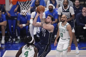 NBA FINAL》拒绝横扫！东契奇携手厄文轰50分 独行侠痛宰绿军摘首胜