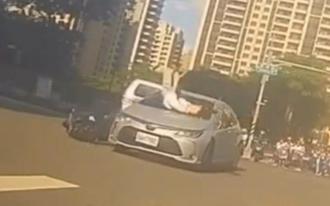 轎車疑方向燈未亮就左轉釀禍 騎士滾上擋風玻璃重摔落地