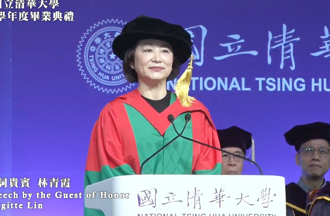 林青霞現身清大畢典「一度忘詞」 自曝：剛出道時希望自己是啞巴