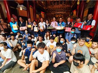 國中會考落幕 180名考生向媽祖還願 大啖狀元糕