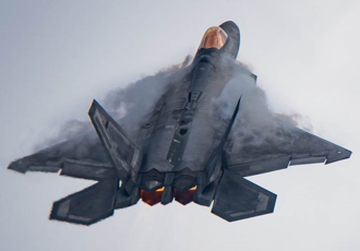 影》F-22戰機護航SpaceX獵鷹9號火箭 沖霄5500米