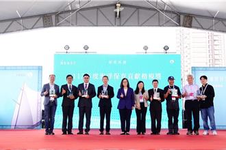 第二届海洋保育贡献楷模奖  管碧玲国家海洋日活动亲自颁奖