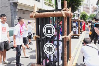 北台中城隍出巡 囚車、刑具遊街懺悔求平安