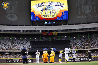 中信兄弟挺警消海巡  大巨蛋創單日逾3萬人新高　各國使節齊聚瘋棒球
