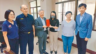 台南 署長回娘家 張榮興慰問殉職警家屬